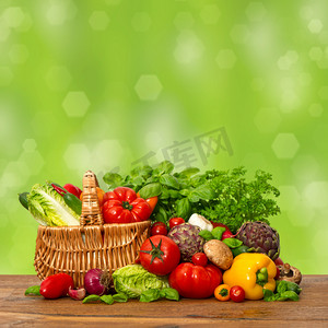 新鲜的蔬菜和草药在绿色背景
