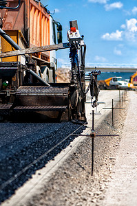 asfalto摄影照片_工业路面卡车或新鲜沥青和沥青铺设机