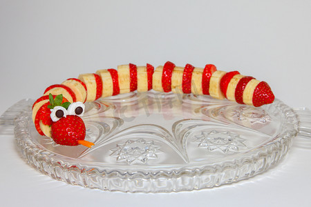 红色小草莓摄影照片_草莓香蕉蛇