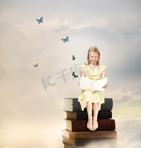 读一本书的金发小姑娘