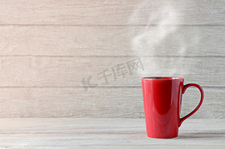 木桌上的红咖啡杯