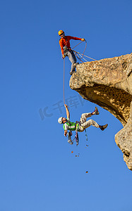 坚韧摄影照片_下降登山者救了他的合伙人.