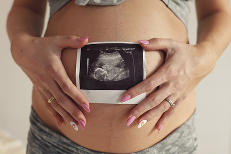 孕婴摄影照片_模型，女人，金发碧眼，怀孕在内部