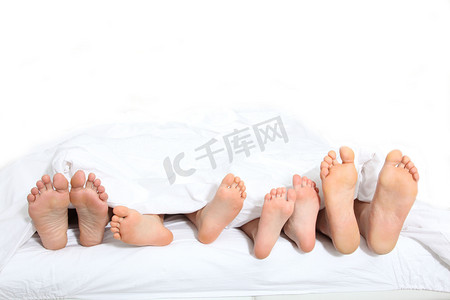 躺在床上的家庭脚的特写