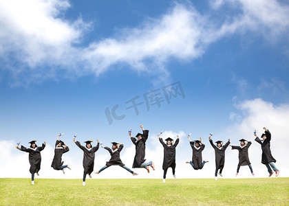 高兴极了摄影照片_大学生庆祝毕业和快乐地跳起来