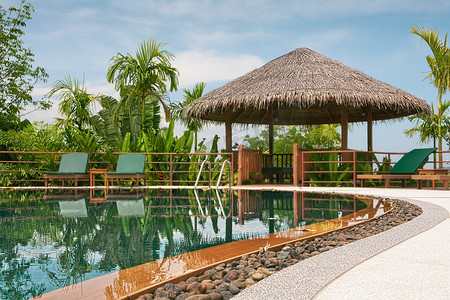 上卡摄影照片_背上的漂亮的热带游泳池与异国情调小屋视图