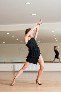 年轻姑娘做练习舞蹈课