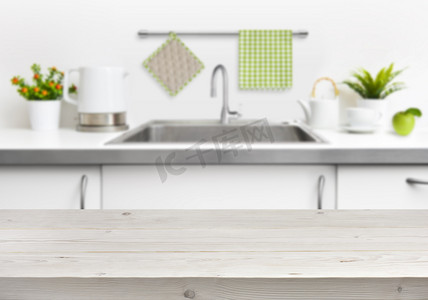 水池动画摄影照片_厨房水池内部背景上的木制桌子