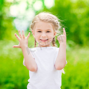 美丽的金发小女孩，显示六个手指 (她年龄) 和微笑