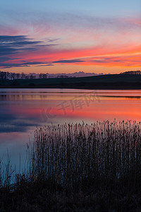 多彩的夕阳的天空美丽的湖。宁静的风景中充满活力
