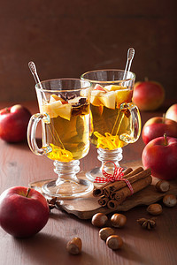 乐舞摄影照片_与橙色和香料，冬天喝温热的苹果酒