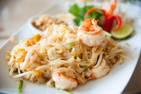 泰国 s 全国菜、 蛋、 蔬菜和虾炒的米线垫泰国