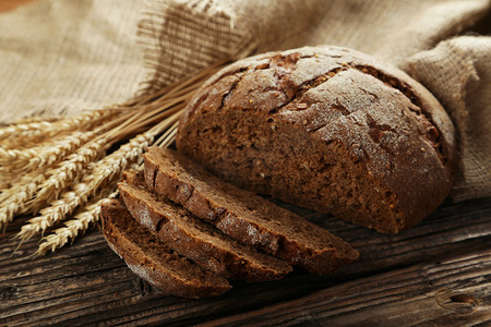 烘焙面包摄影照片_新鲜烘焙的面包