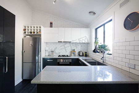 新的黑色和白色当代厨房与地铁瓷砖