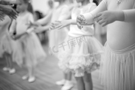 儿童服饰样机摄影照片_孩子们的舞蹈课
