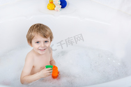 可爱的小孩男孩在浴缸里很开心