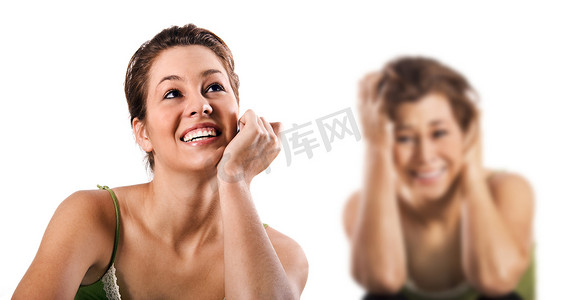 矛盾-快乐的微笑和不开心的郁闷的女人