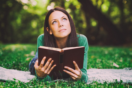 阅读一本书时，女人在想什么事情