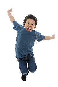 积极快乐的男孩跳与能源