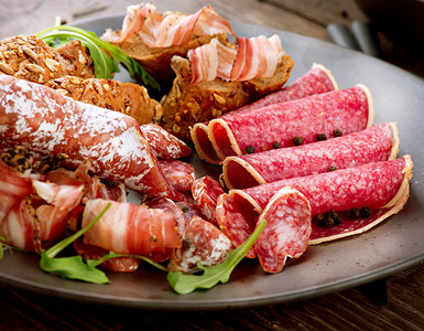 美食腊肉摄影照片_香肠。各种意大利火腿、 萨拉米香肠和腊肉。肉类食品