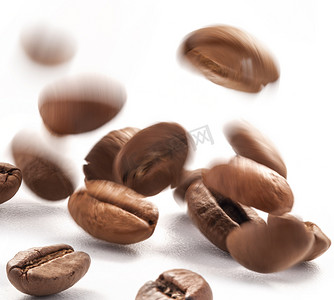 cappucino摄影照片_跳跃的咖啡豆