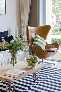 现代客厅与木制的桌子上的花瓶里的植物 