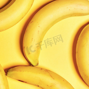 在黄色背景上的香蕉。顶视图。平躺
