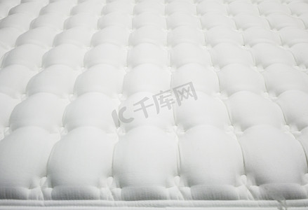 棉衣摄影照片_白色床垫