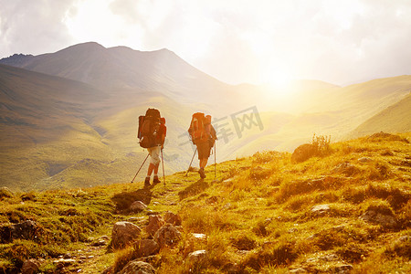 登山摄影照片_登山的人