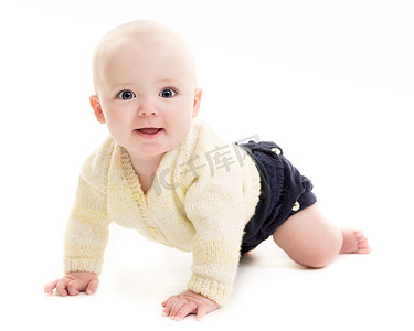 蓝眼睛在白色背景上爬行的婴儿男孩