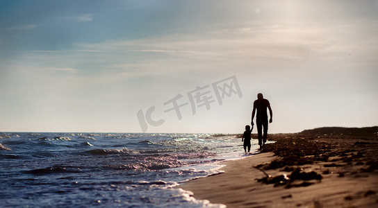父亲和儿子到日落时海
