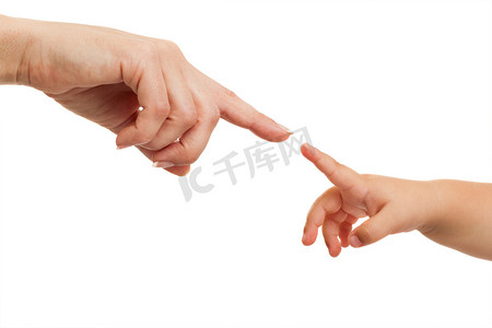 母亲和婴儿的手，用手指指点.