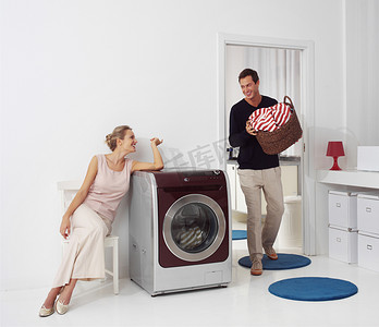 女人和男人洗衣服