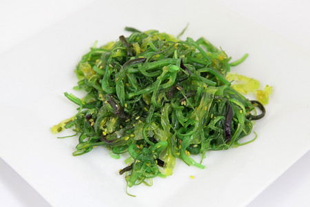 竹盘子摄影照片_丘卡裙带菜海藻沙拉。日本的传统食物