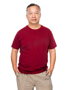 男老人头发摄影照片_亚洲老人穿红 t 恤