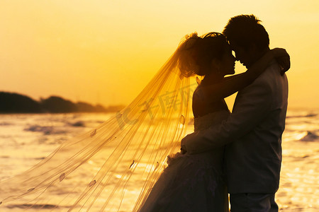 新郎和新娘在爱情感浪漫的时刻，在沙滩上 