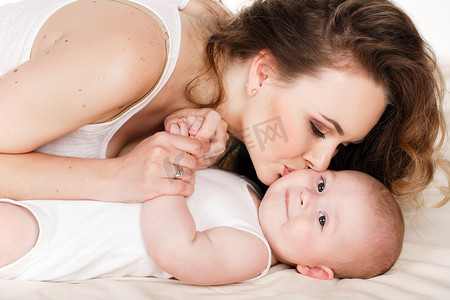 孩子边框摄影照片_快乐母亲与婴儿在白色背景上的肖像.