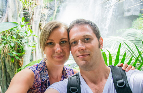 有吸引力的夫妇做自拍照在丛林中.