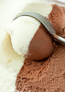 淋巧克力摄影照片_勺冰激淋