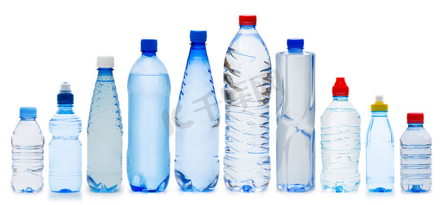 饮料碳酸摄影照片_多喝水的瓶子上白色隔离