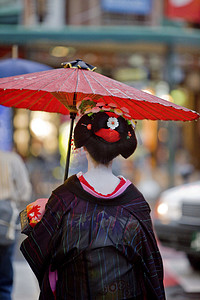 与红伞在京都的艺妓日本