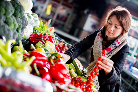 agroturystyka摄影照片_Young woman at the market