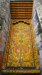 乌伦达纽巴图尔寺，上市公司在古代庙黄金入口