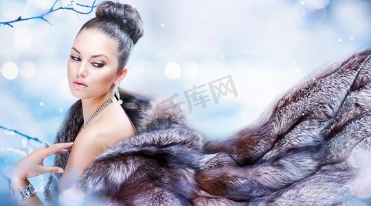马志摄影照片_冬季女人的奢华皮草大衣