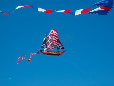在万里无云的蓝天的多彩海盗船风筝
