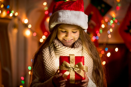 小女孩看着圣诞礼物打开框