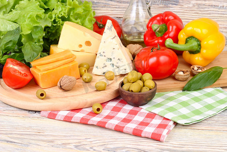 比萨原料摄影照片_各种等级、 新鲜的蔬菜和橄榄轻木背景上的奶酪。制备的意大利素食比萨配料.