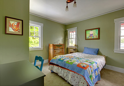 桌子在地毯上摄影照片_孩子卧室用桌子和绿色的墙壁.
