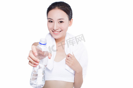 健康的亚洲女性，用毛巾和矿泉水瓶