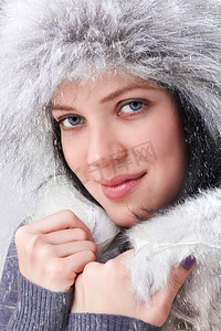 美丽的年轻女子穿着冬季手套满脸